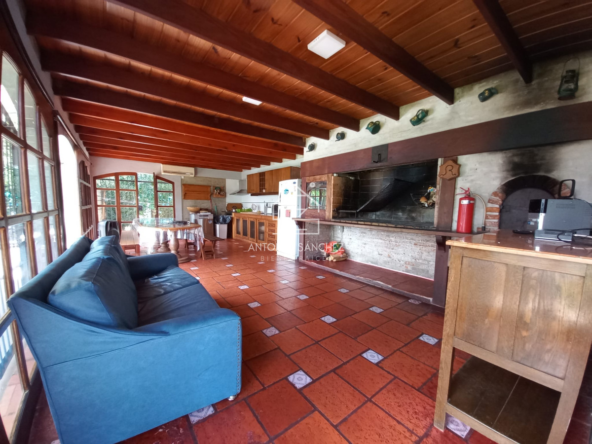 Casa ID.570 - Vende casa de 3 dormitorios totalmente reformada. Con piscina climatizada. Cerca de colegios, Punta del Este 
