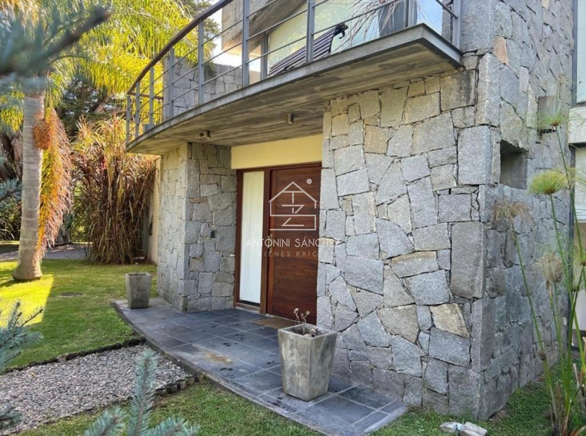 Casa ID.571 - Hermosa casa de 4 dormitorios en agradable entorno.