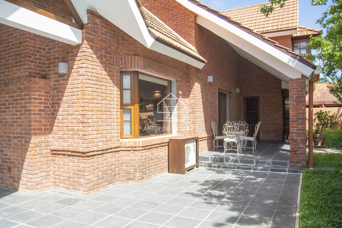 Casa ID.569 - Venta Hermosa casa de 3 dormitorios en Jardines de Córdoba, Punta del Este con pileta y barbacoa