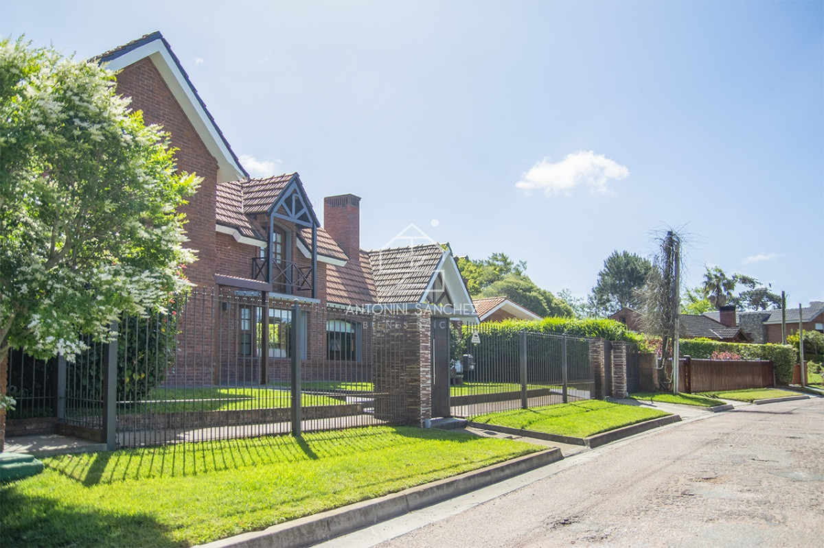 Casa ID.569 - Venta Hermosa casa de 3 dormitorios en Jardines de Córdoba, Punta del Este con pileta y barbacoa