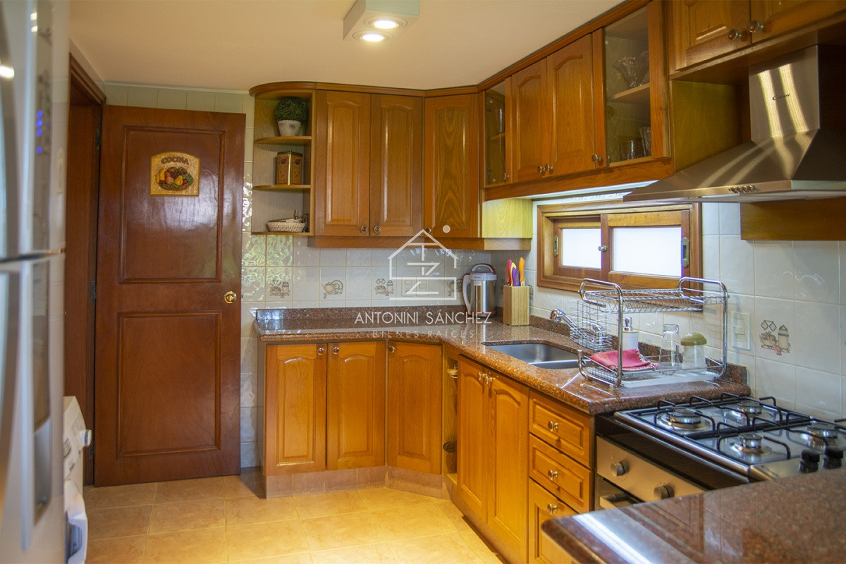 Casa ID.569 - Venta Hermosa casa de 3 dormitorios en Jardines de Córdoba, Punta del Este con pileta y barbacoa