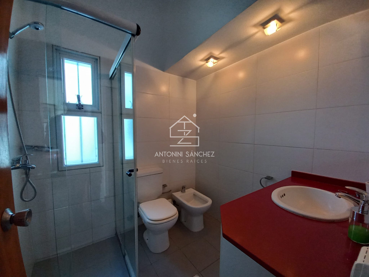Casa ID.570 - Vende casa de 3 dormitorios totalmente reformada. Con piscina climatizada. Cerca de colegios, Punta del Este 
