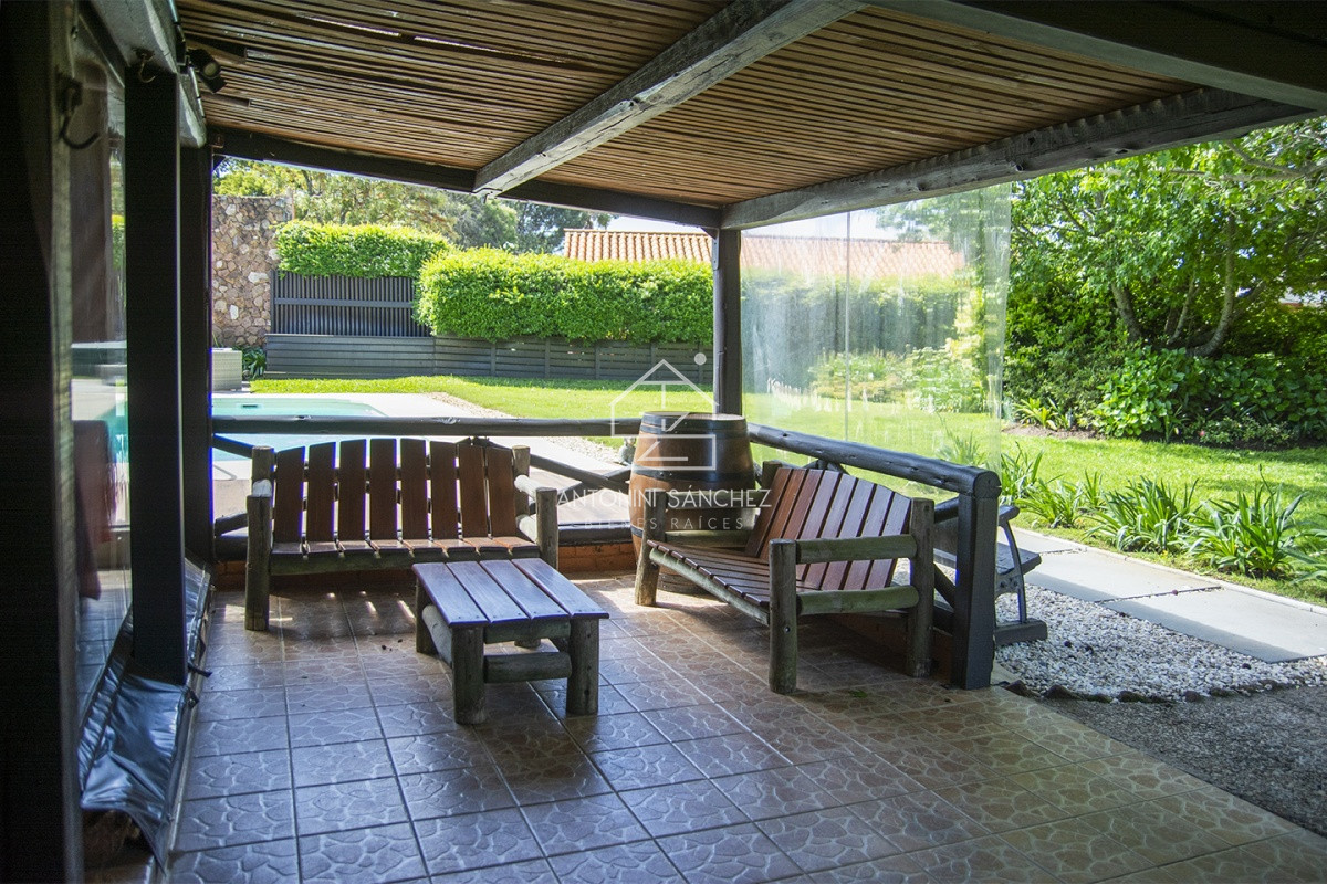 Casa ID.569 - Venta Hermosa casa de 3 dormitorios en Jardines de Córdoba, Punta del Este con pileta y barbacoa
