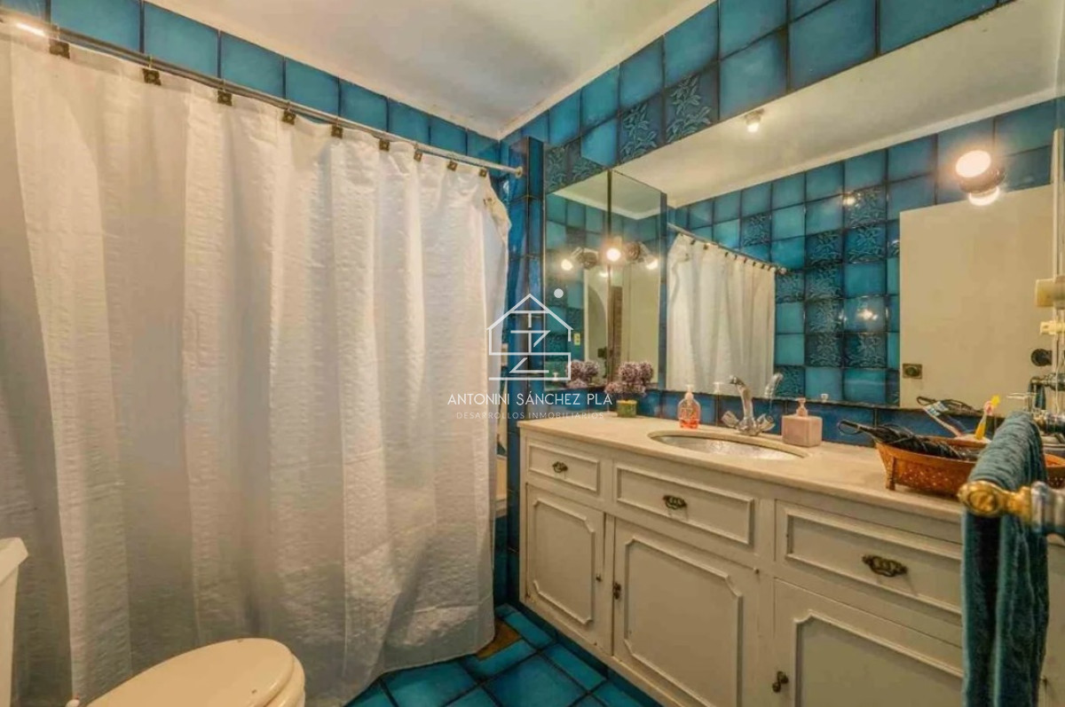 Casa ID.3955 - Casa de 4 Dormitorios a la venta en Playa Mansa con impresioniante Jardin