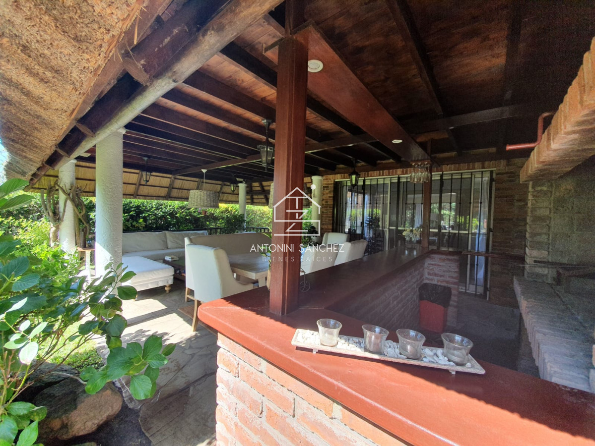 Casa ID.4498 - Casa en venta de 3 dormitorios,Pinares, Punta Del Este