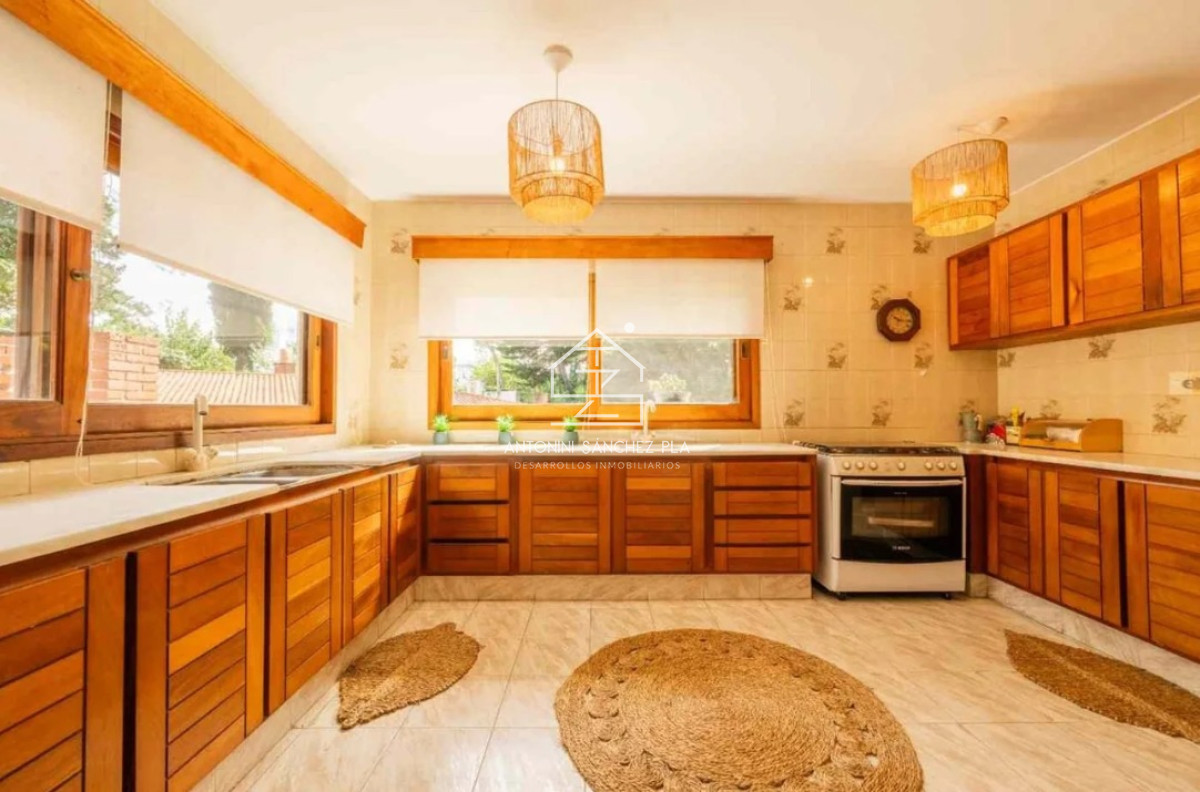 Casa ID.3955 - Casa de 4 Dormitorios a la venta en Playa Mansa con impresioniante Jardin