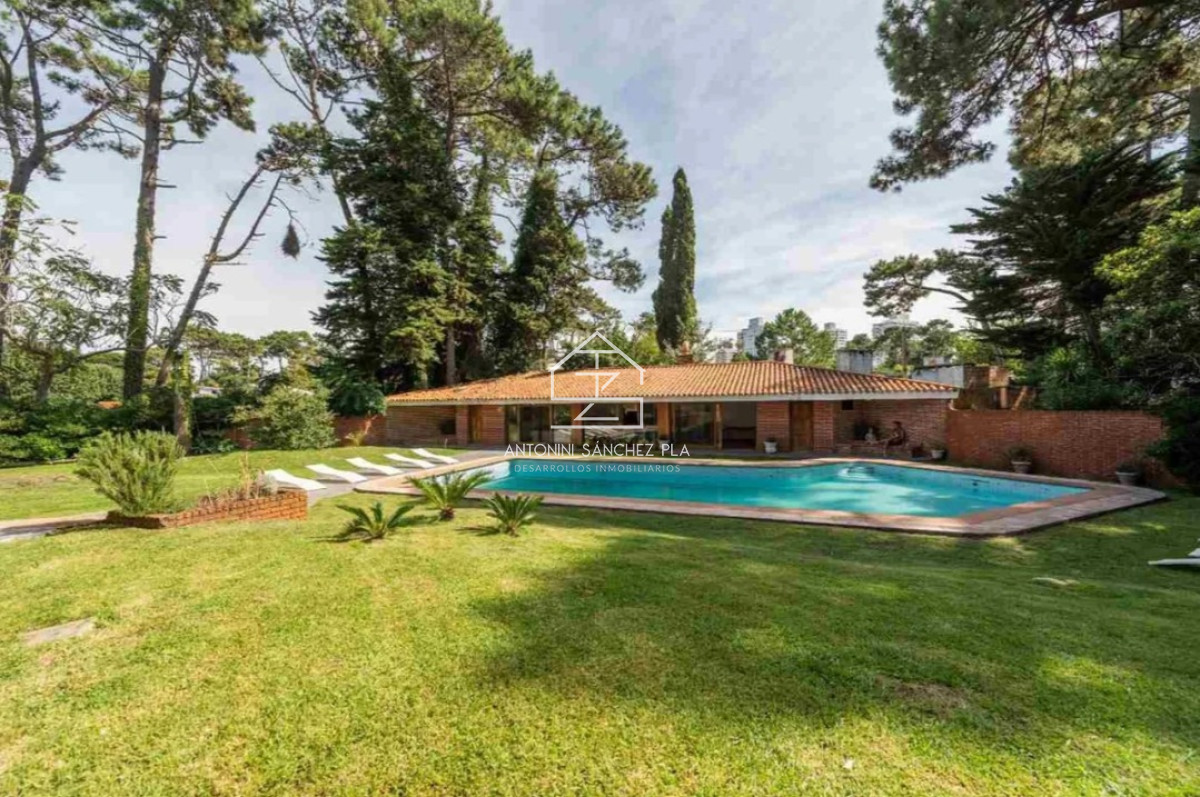 Casa ID.3955 - Casa de 4 Dormitorios a la venta en Playa Mansa con impresioniante Jardin