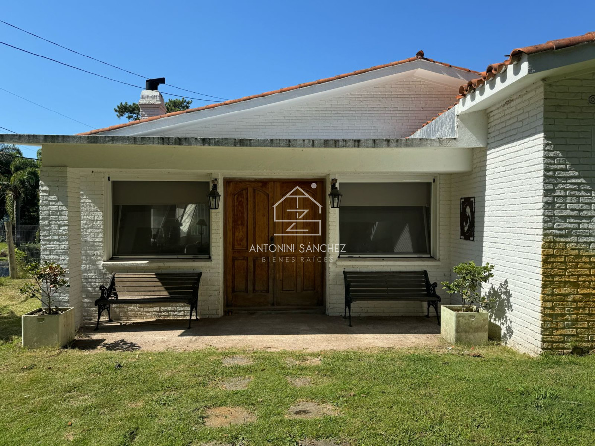 Casa ID.2817 - En venta casa de 3 dormitorios, con piscina y barbacoa, en Barrio Golf, Punta Este