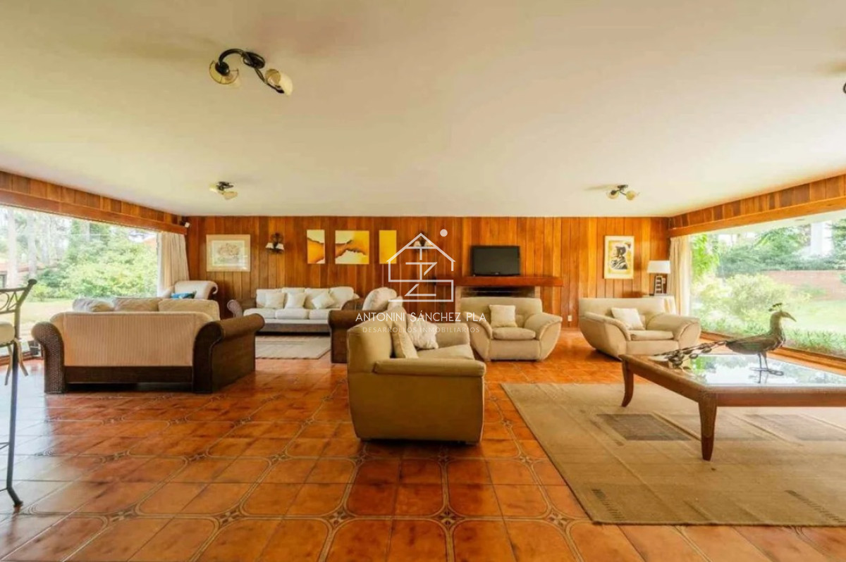 Casa ID.3955 - Casa de 4 Dormitorios a la venta en Playa Mansa con impresioniante Jardin