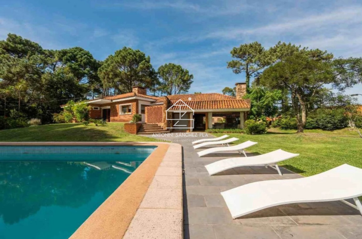 Casa ID.3955 - Casa de 4 Dormitorios a la venta en Playa Mansa con impresioniante Jardin