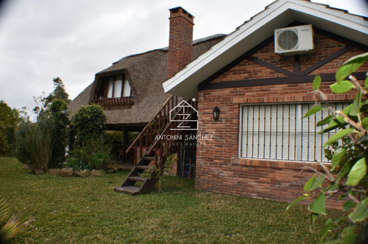 Casa ID.4498 - Casa en venta de 3 dormitorios,Pinares, Punta Del Este