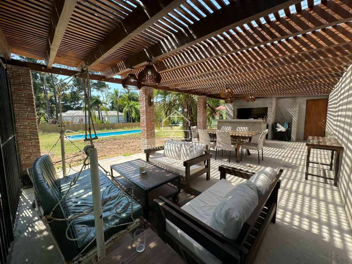 Casa ID.2817 - En venta casa de 3 dormitorios, con piscina y barbacoa, en Barrio Golf, Punta Este