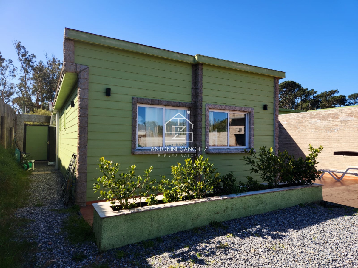 Casa ID.4486 - Vende Casa de 3 Dormitorios en Parque Burnett, con espacios ideales.