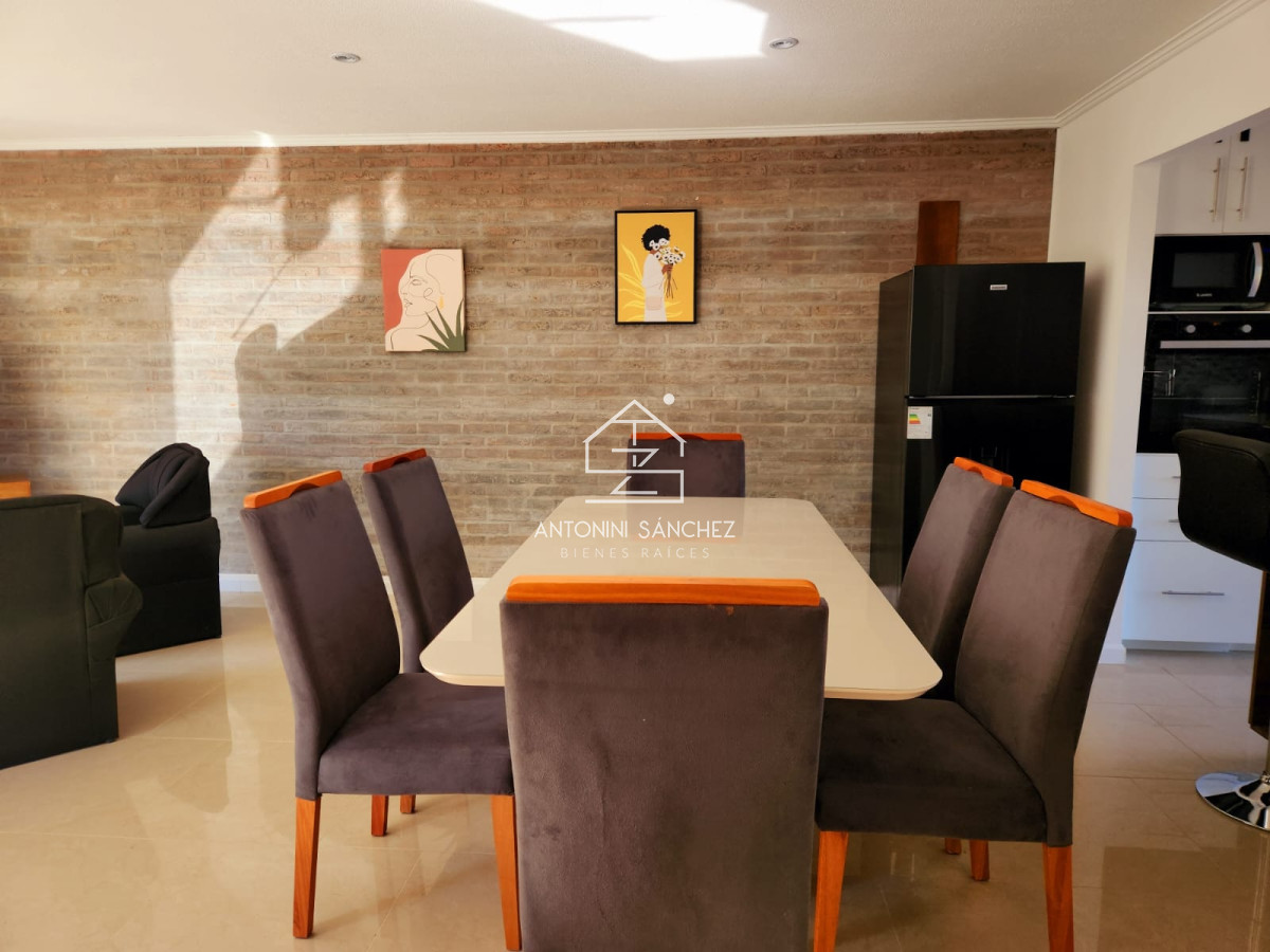 Casa ID.4486 - Vende Casa de 3 Dormitorios en Parque Burnett, con espacios ideales.