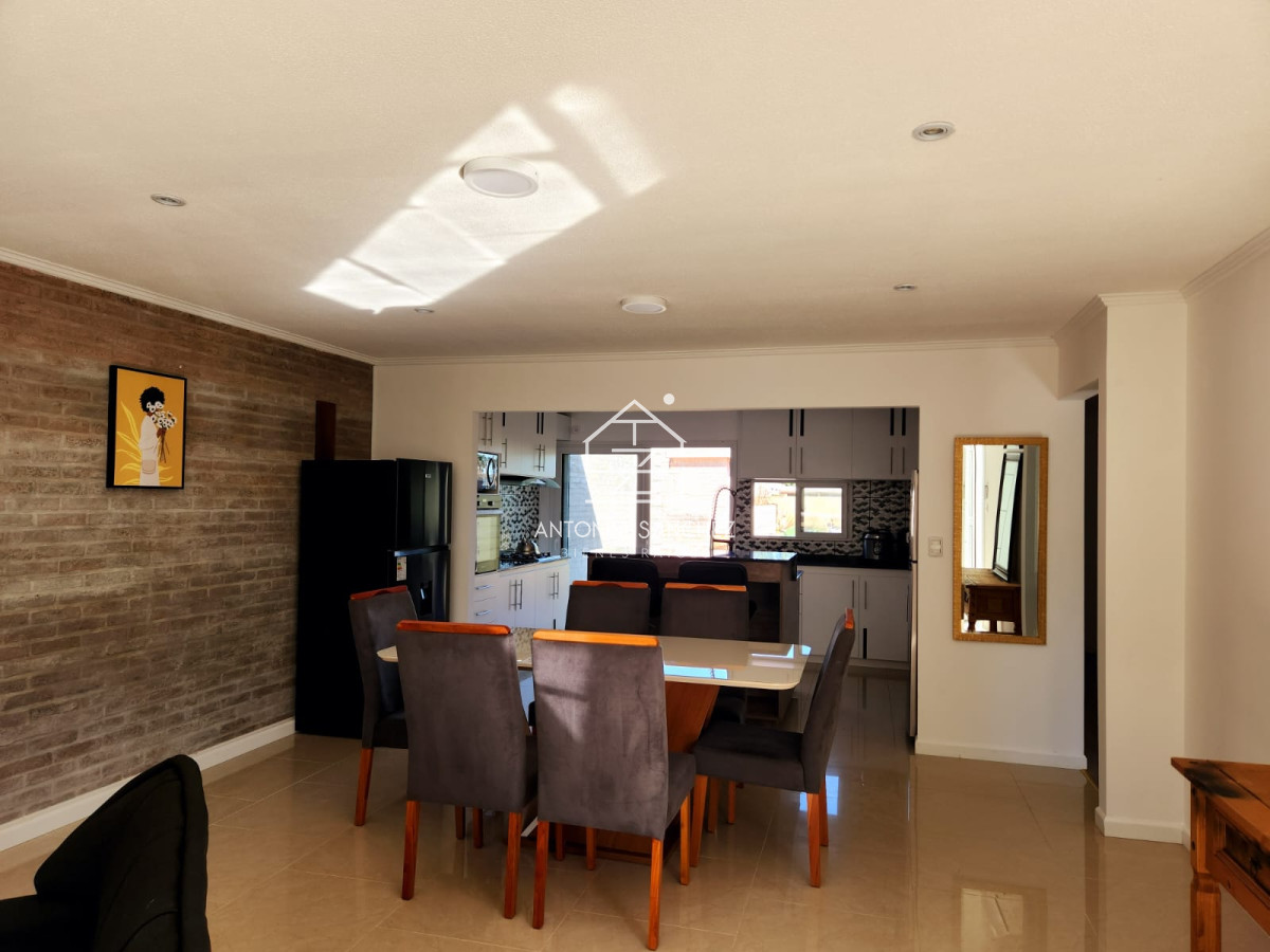 Casa ID.4486 - Vende Casa de 3 Dormitorios en Parque Burnett, con espacios ideales.