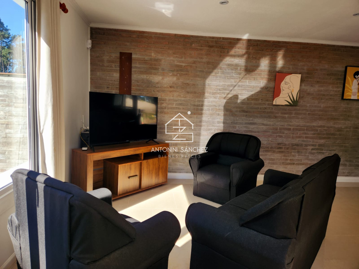 Casa ID.4486 - Vende Casa de 3 Dormitorios en Parque Burnett, con espacios ideales.