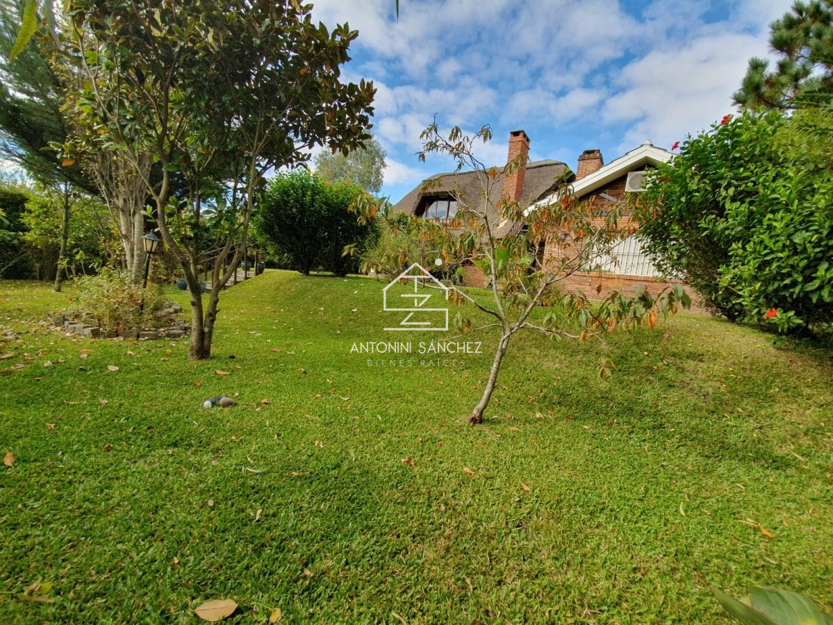 Casa ID.4498 - Casa en venta de 3 dormitorios,Pinares, Punta Del Este