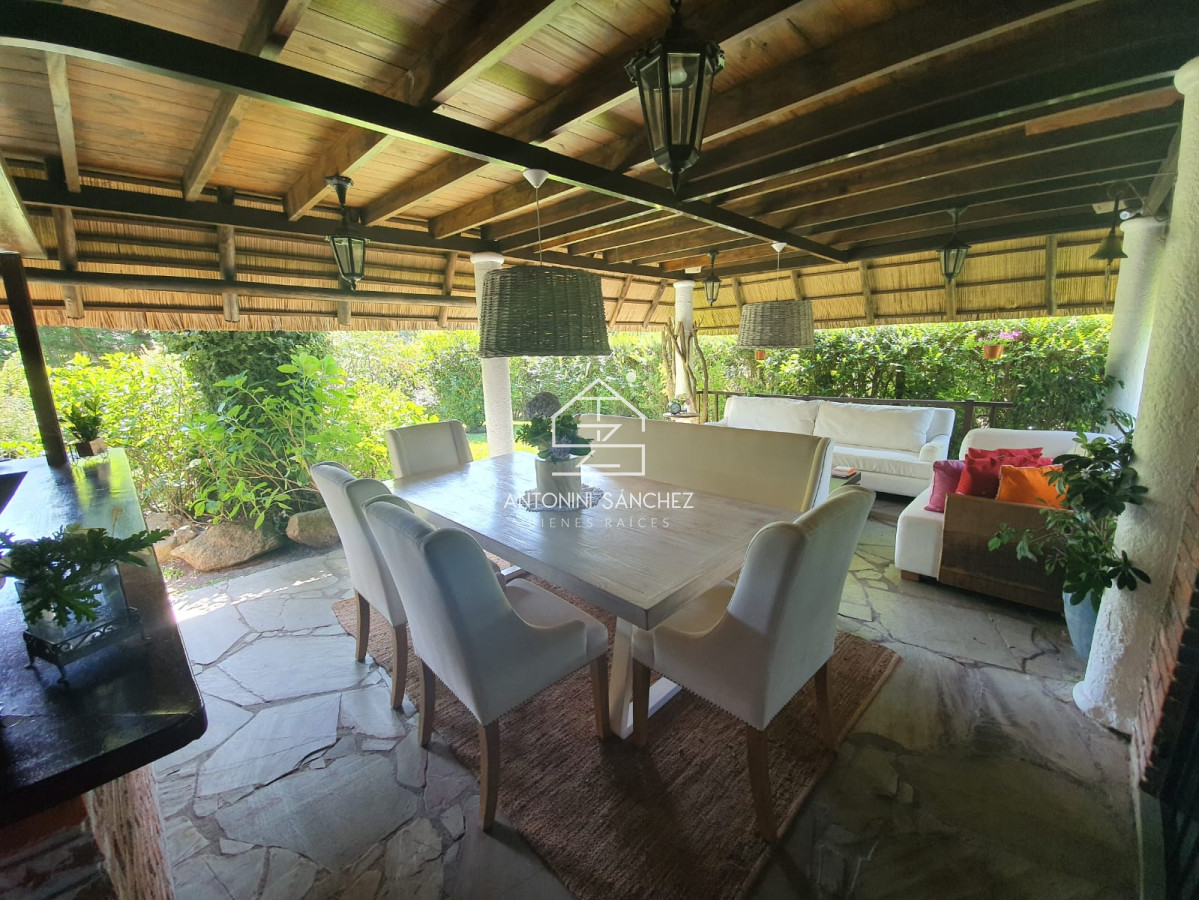 Casa ID.4498 - Casa en venta de 3 dormitorios,Pinares, Punta Del Este