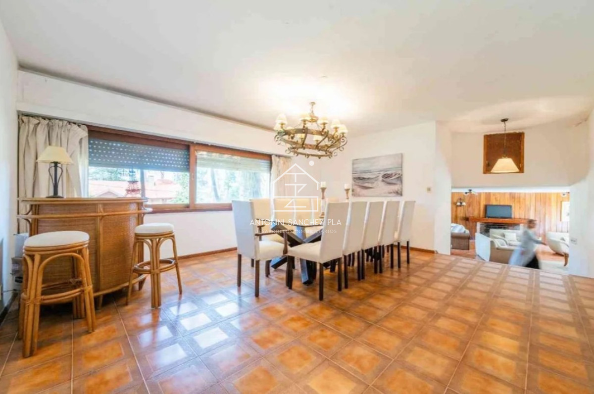 Casa ID.3955 - Casa de 4 Dormitorios a la venta en Playa Mansa con impresioniante Jardin