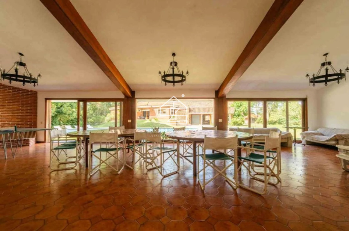 Casa ID.3955 - Casa de 4 Dormitorios a la venta en Playa Mansa con impresioniante Jardin