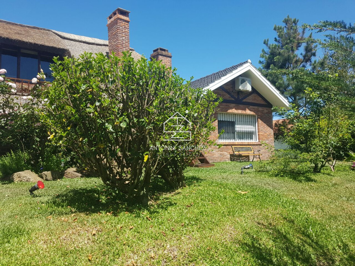 Casa ID.4498 - Casa en venta de 3 dormitorios,Pinares, Punta Del Este