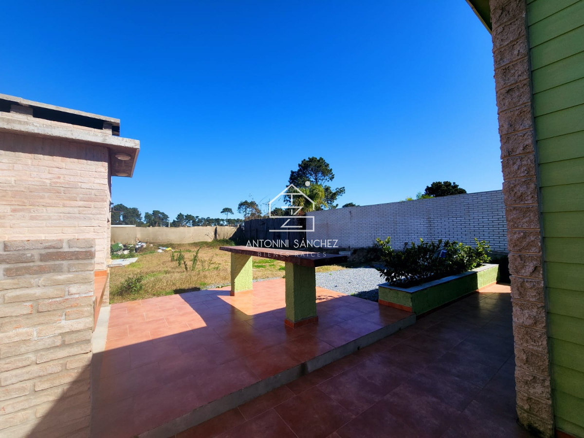 Casa ID.4486 - Vende Casa de 3 Dormitorios en Parque Burnett, con espacios ideales.