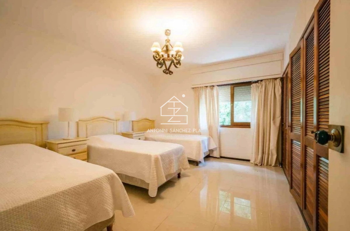 Casa ID.3955 - Casa de 4 Dormitorios a la venta en Playa Mansa con impresioniante Jardin