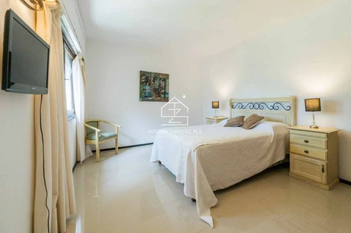 Casa ID.3955 - Casa de 4 Dormitorios a la venta en Playa Mansa con impresioniante Jardin