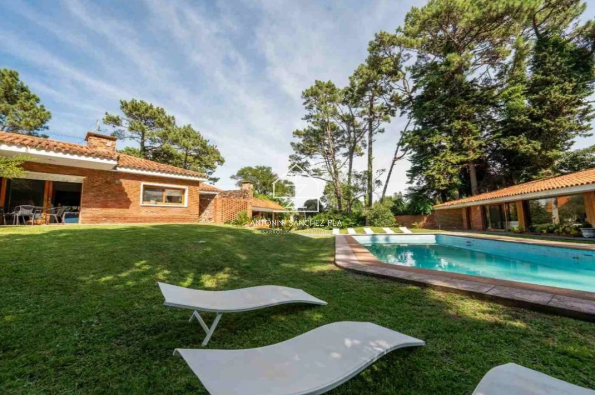 Casa ID.3955 - Casa de 4 Dormitorios a la venta en Playa Mansa con impresioniante Jardin