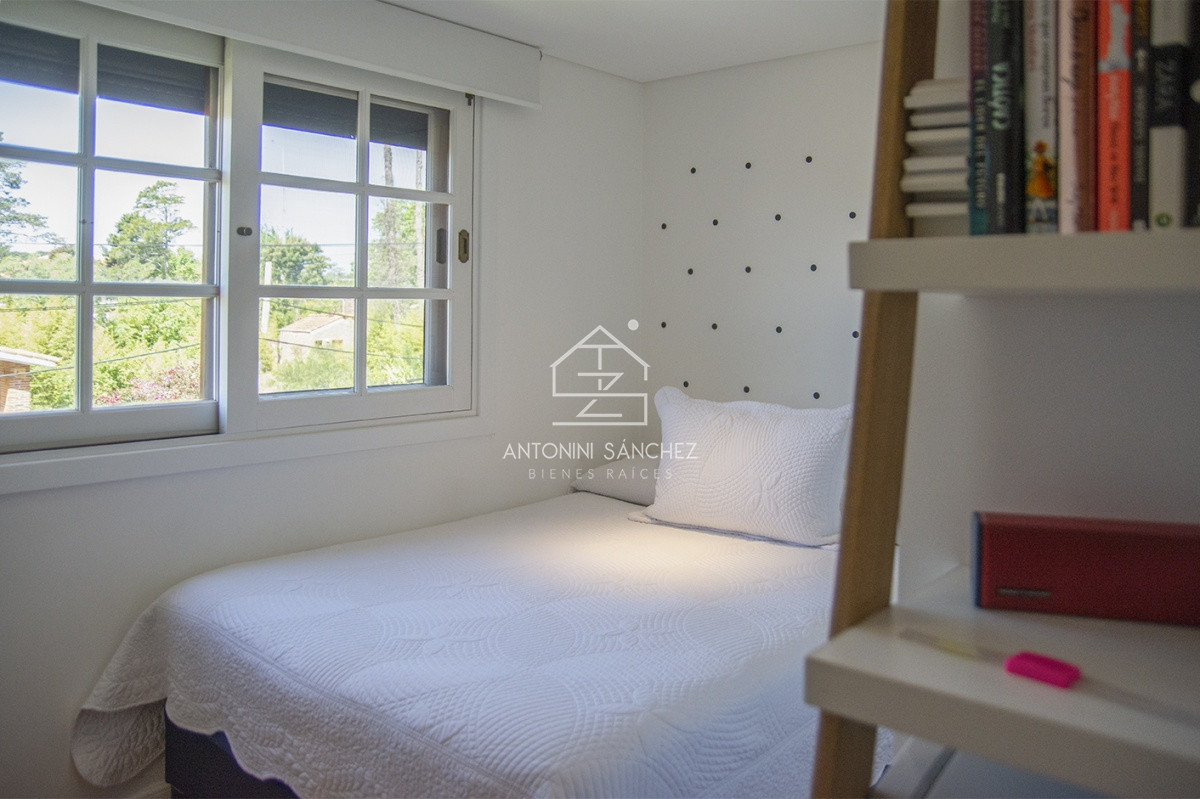 Casa ID.569 - Venta Hermosa casa de 3 dormitorios en Jardines de Córdoba, Punta del Este con pileta y barbacoa