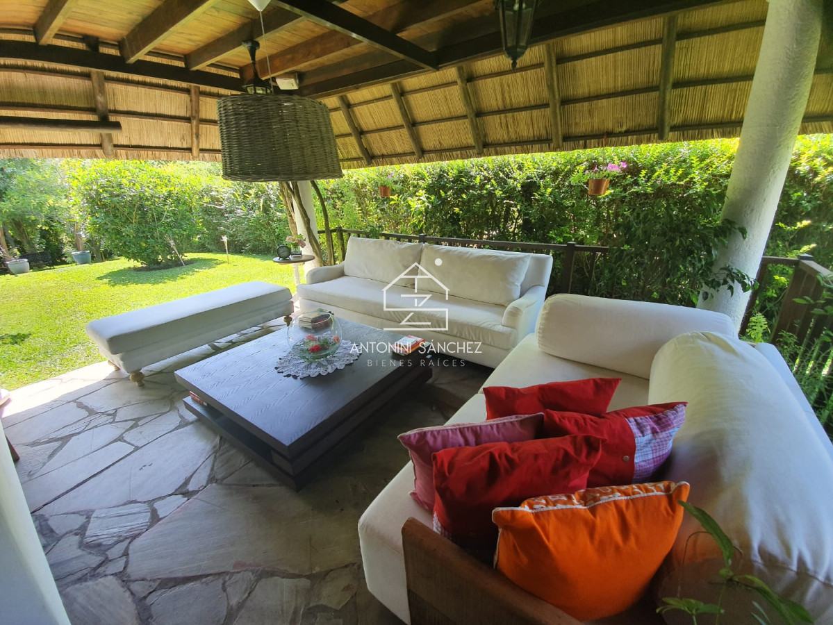 Casa ID.4498 - Casa en venta de 3 dormitorios,Pinares, Punta Del Este