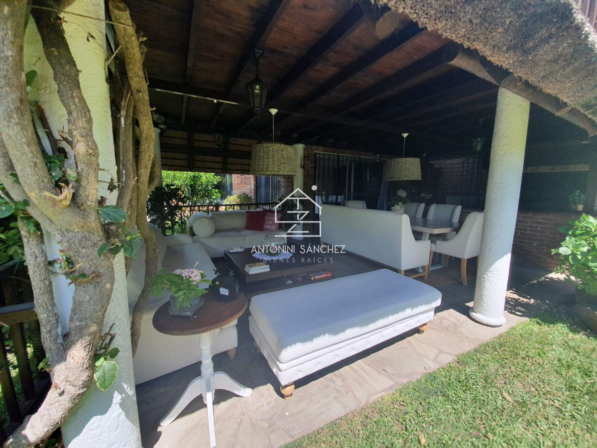 Casa ID.4498 - Casa en venta de 3 dormitorios,Pinares, Punta Del Este