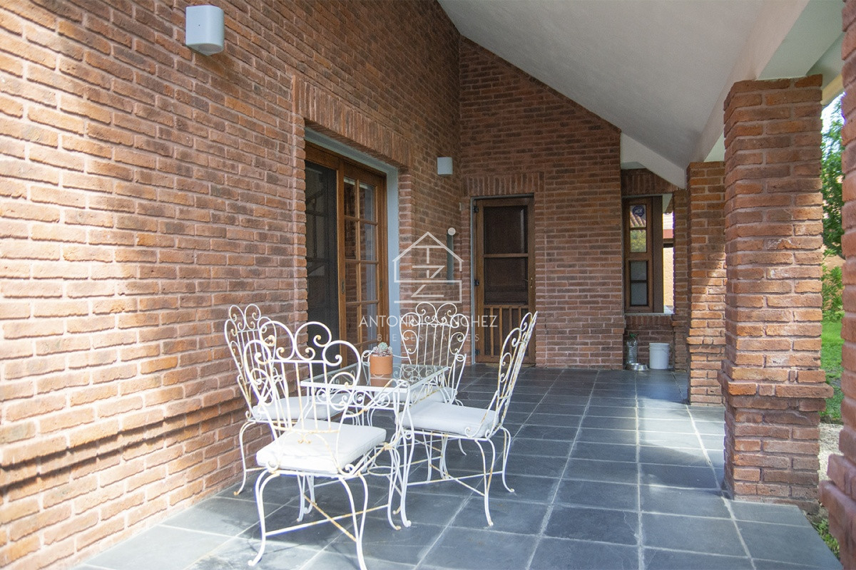 Casa ID.569 - Venta Hermosa casa de 3 dormitorios en Jardines de Córdoba, Punta del Este con pileta y barbacoa