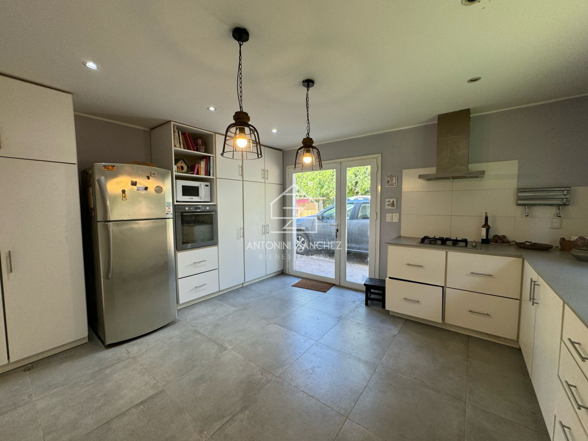 Casa ID.2817 - En venta casa de 3 dormitorios, con piscina y barbacoa, en Barrio Golf, Punta Este