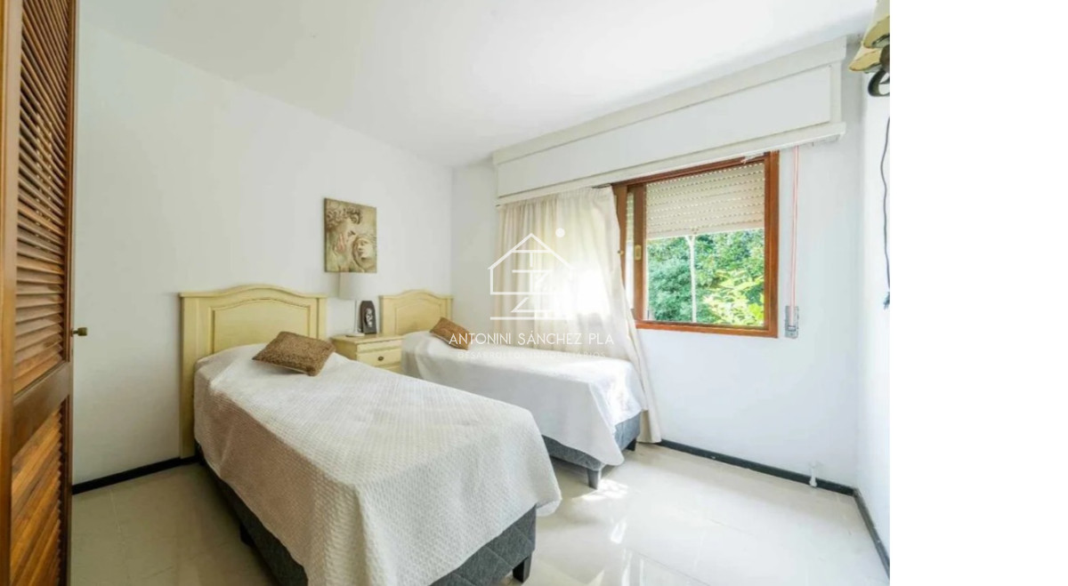 Casa ID.3955 - Casa de 4 Dormitorios a la venta en Playa Mansa con impresioniante Jardin