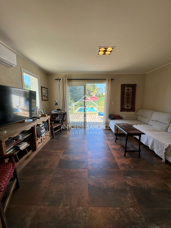 Casa ID.2817 - En venta casa de 3 dormitorios, con piscina y barbacoa, en Barrio Golf, Punta Este