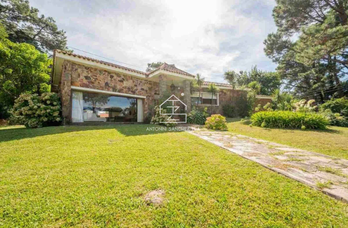 Casa ID.3955 - Casa de 4 Dormitorios a la venta en Playa Mansa con impresioniante Jardin