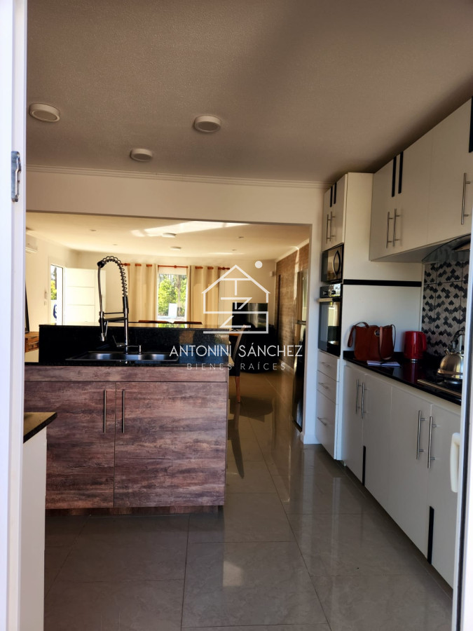 Casa ID.4486 - Vende Casa de 3 Dormitorios en Parque Burnett, con espacios ideales.