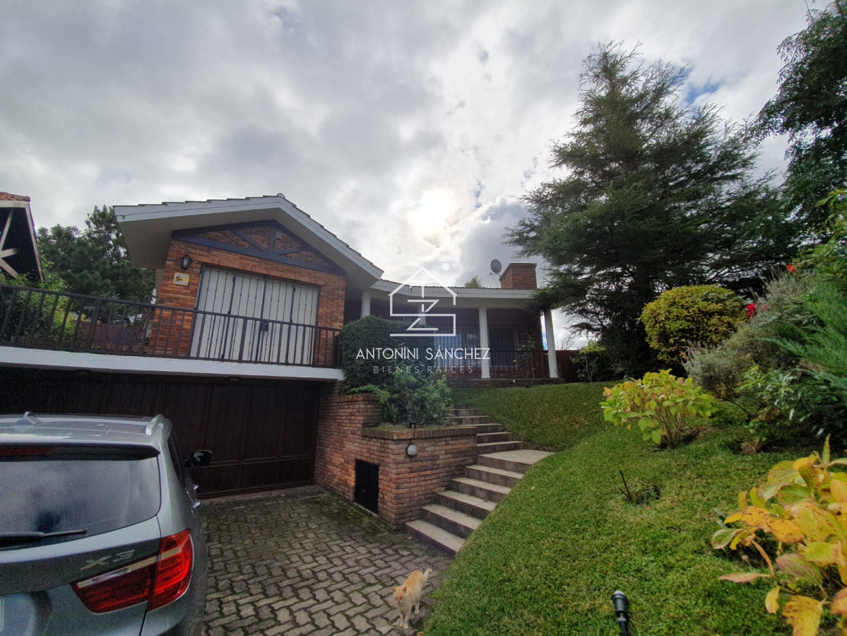 Casa ID.4498 - Casa en venta de 3 dormitorios,Pinares, Punta Del Este