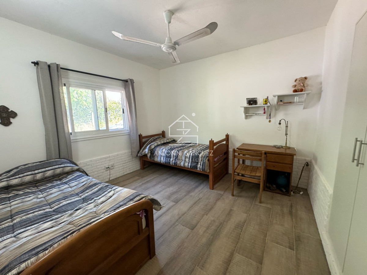 Casa ID.2817 - En venta casa de 3 dormitorios, con piscina y barbacoa, en Barrio Golf, Punta Este