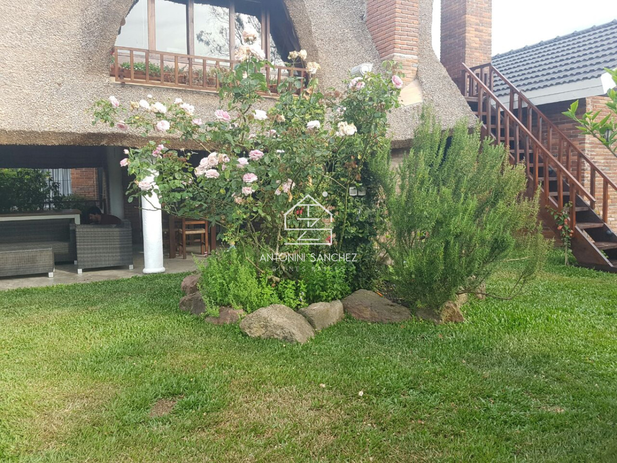 Casa ID.4498 - Casa en venta de 3 dormitorios,Pinares, Punta Del Este