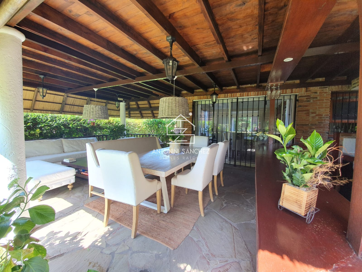 Casa ID.4498 - Casa en venta de 3 dormitorios,Pinares, Punta Del Este
