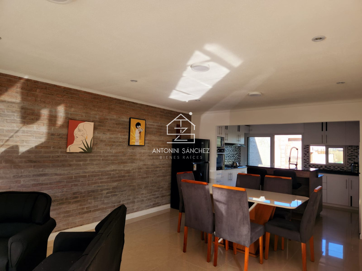 Casa ID.4486 - Vende Casa de 3 Dormitorios en Parque Burnett, con espacios ideales.