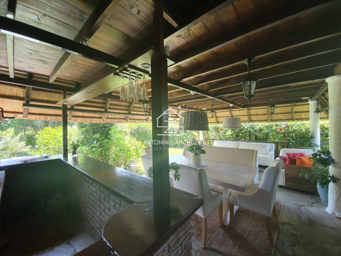 Casa ID.4498 - Casa en venta de 3 dormitorios,Pinares, Punta Del Este