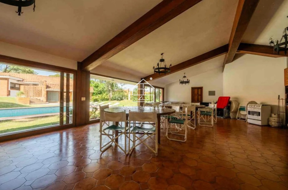 Casa ID.3955 - Casa de 4 Dormitorios a la venta en Playa Mansa con impresioniante Jardin