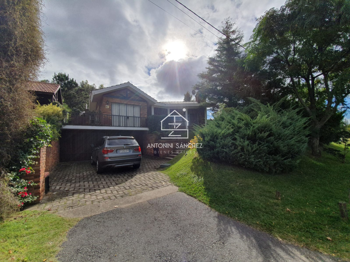 Casa ID.4498 - Casa en venta de 3 dormitorios,Pinares, Punta Del Este