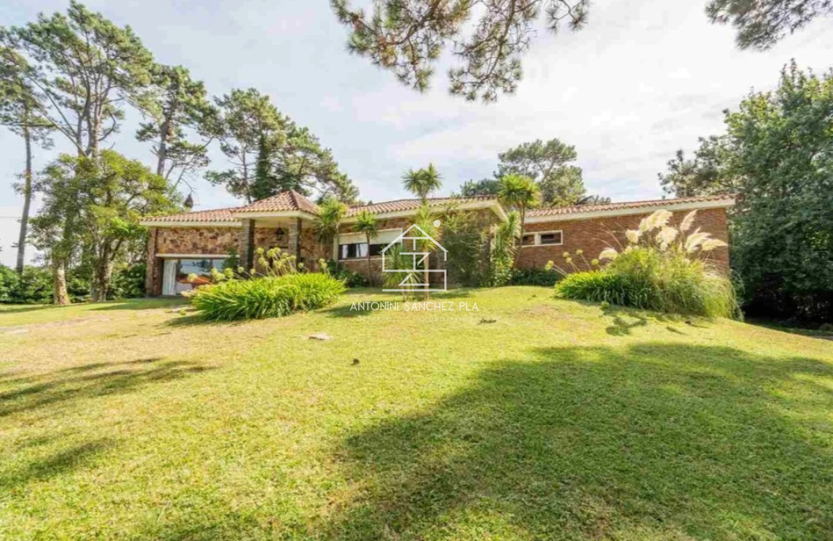 Casa ID.3955 - Casa de 4 Dormitorios a la venta en Playa Mansa con impresioniante Jardin