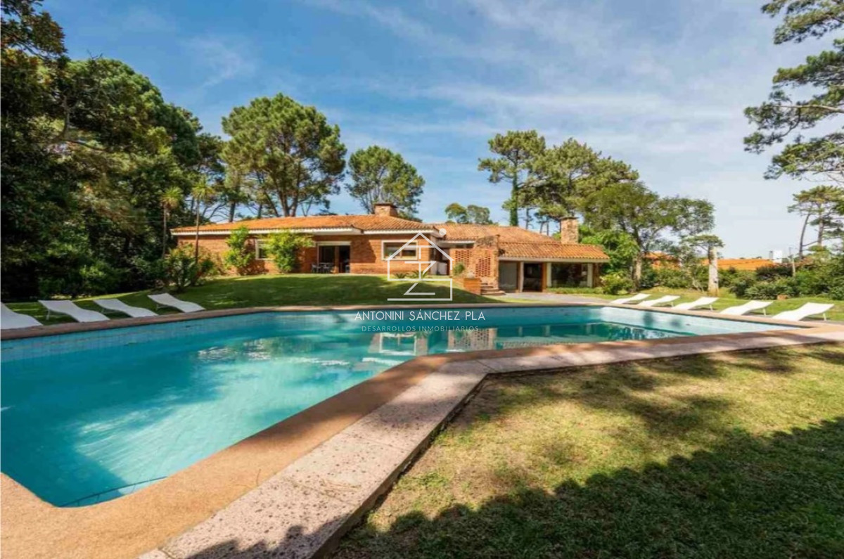 Casa ID.3955 - Casa de 4 Dormitorios a la venta en Playa Mansa con impresioniante Jardin