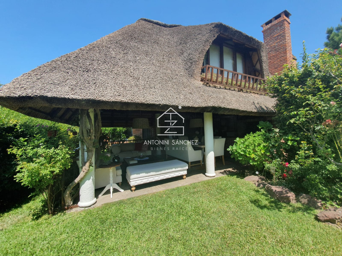 Casa ID.4498 - Casa en venta de 3 dormitorios,Pinares, Punta Del Este