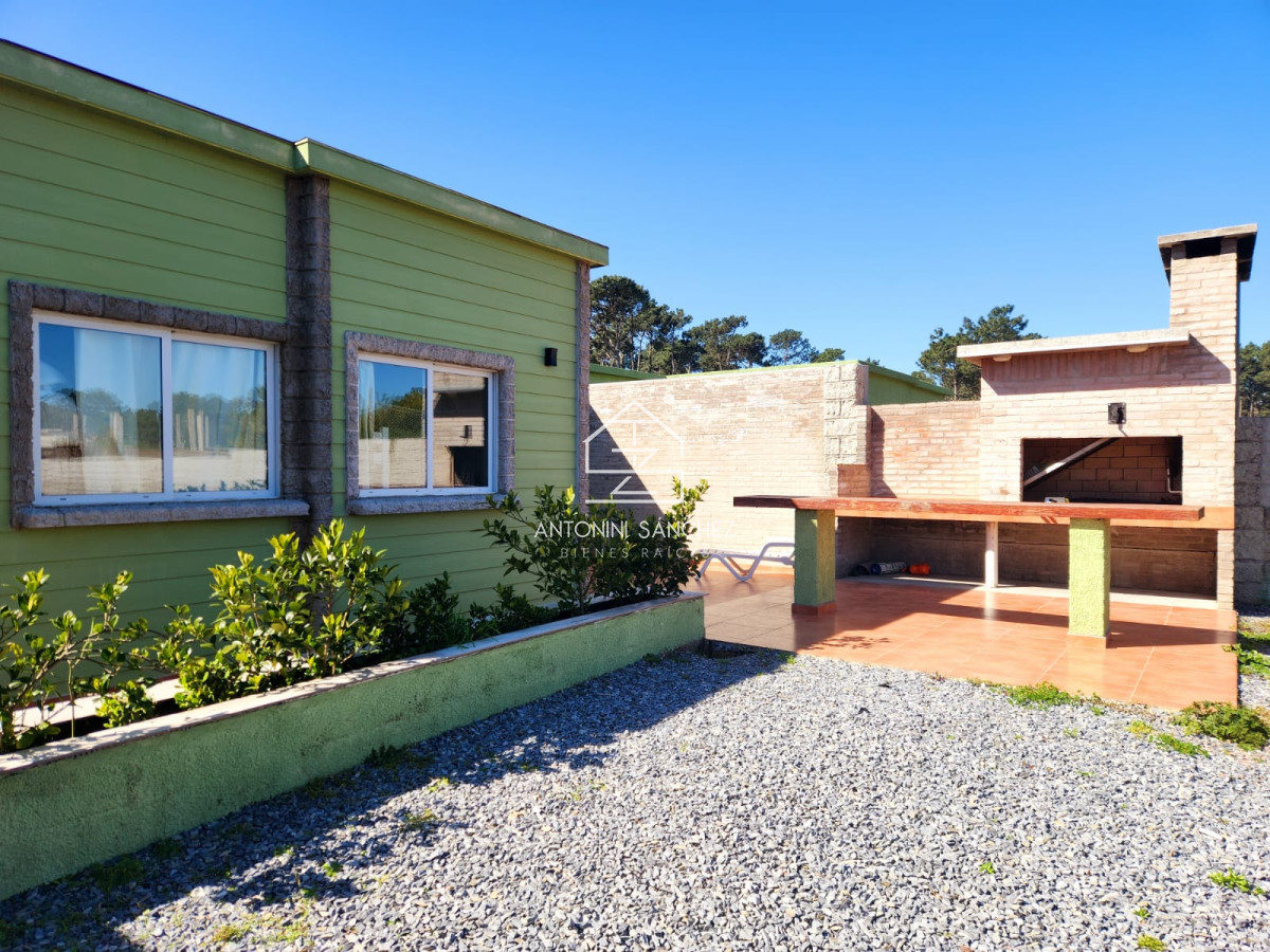 Casa ID.4486 - Vende Casa de 3 Dormitorios en Parque Burnett, con espacios ideales.